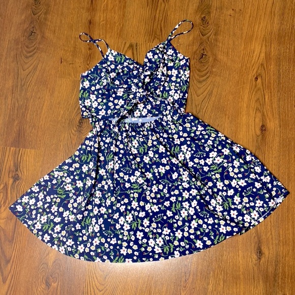 🌹 Floral Navy Blue Cutout Sundress 🌹 - Picture 11 of 13